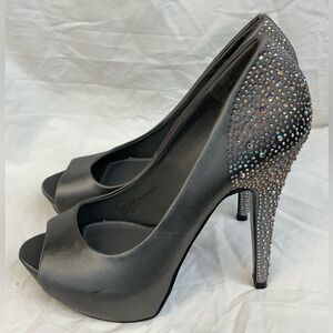 NEW!!! Steve Madden Elegant Gray Peep-Toe platform Heels with Rhinestones sz9